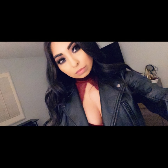 Meet your Posher, Alyssa - Picture 2 of 3